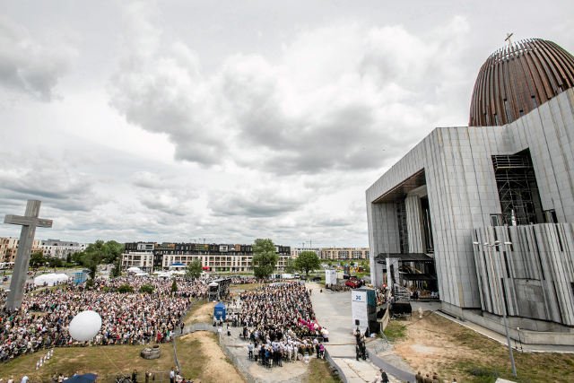 Minister Szczurek uważa, że państwo powinno pomóc finansowo   Muzeum Jana Pawła II i Prymasa Wyszyńskiego. Na zdjęciu: Msza zorganizowana przed Centrum Opatrzności Bożej z okazji kanonizacji Jana Pawła II