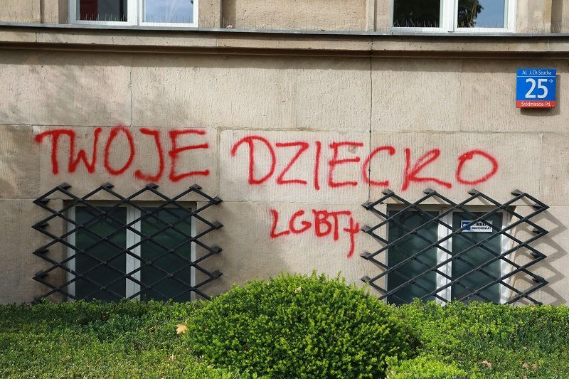 Jest pierwsza zatrzymana aktywistka ws. napisów na budynku MEN.