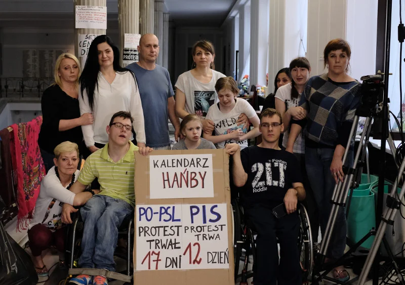 1 maja mija 14. dzień protestu rodziców dorosłych niepełnosprawnych w Sejmie.