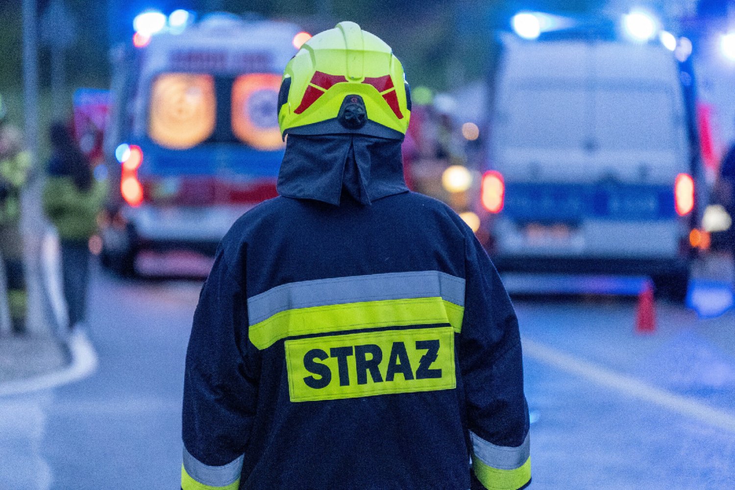 Warszawa. Wypadek na Wilanowie. Auto stanęło w płomieniach. W środku były 3 osoby.