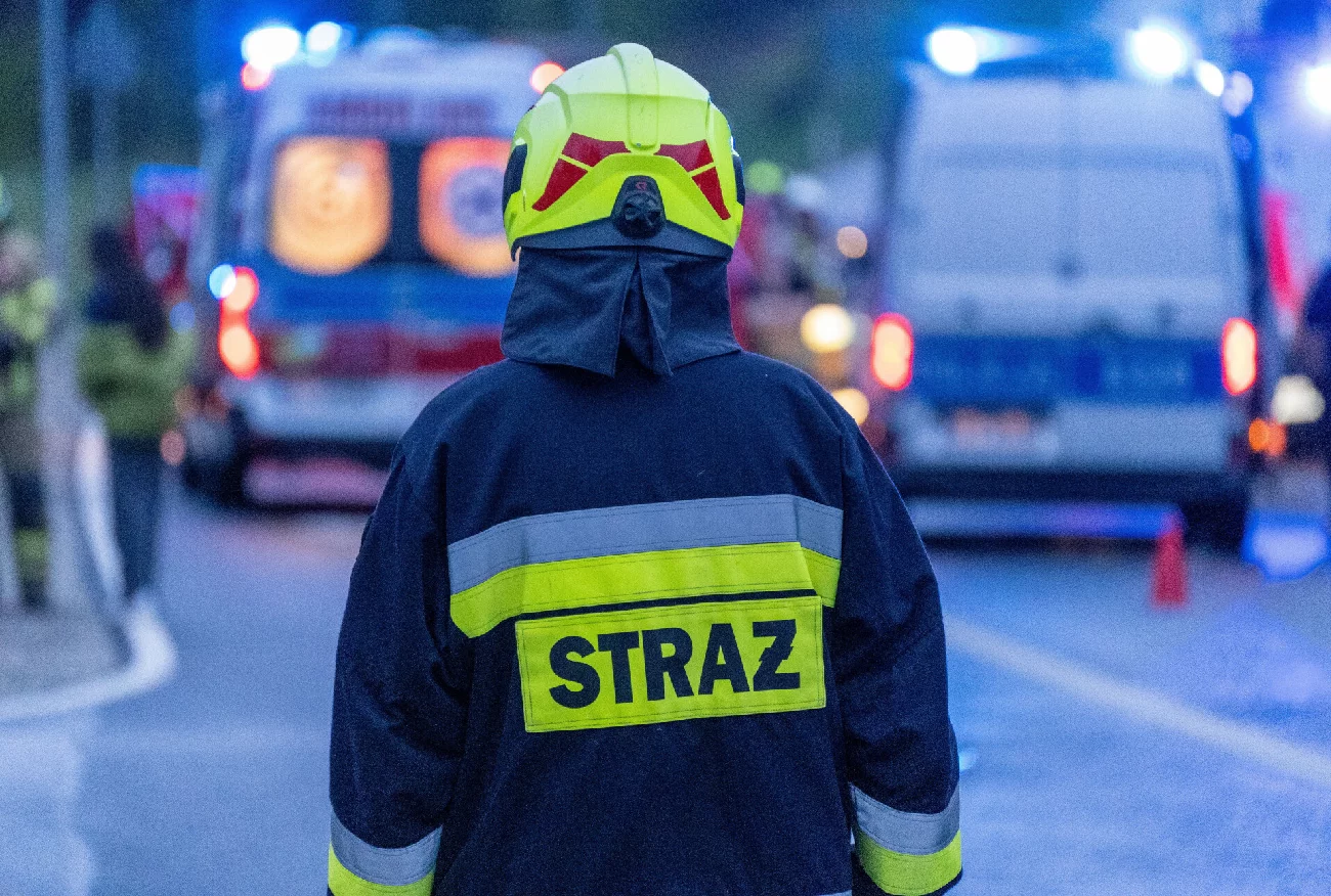 Warszawa. Wypadek na Wilanowie. Auto stanęło w płomieniach. W środku były 3 osoby.