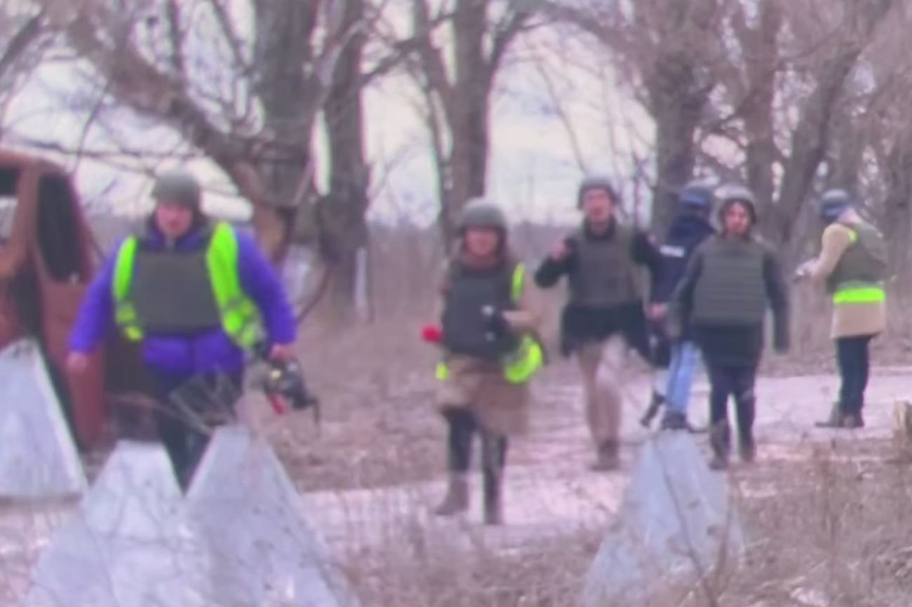 Deputowani i dziennikarze pod ostrzałem w Donbasie.