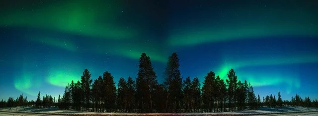 Zorza polarna w dzikiej tajdze w Finlandii. European Safest Destinations 2020.