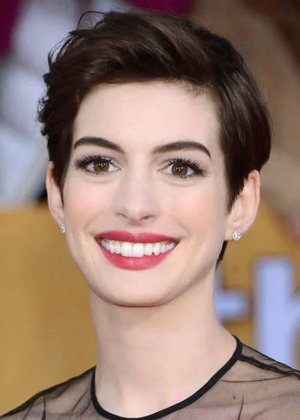 Ann Hathaway w krótkich włosach wypiękniała