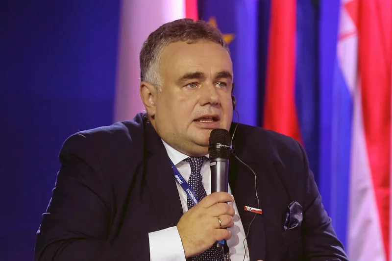 Redaktor Naczelny "Gazety Polskiej" Tomasz Sakiewicz narzeka na zablokowanie przejęcia Polska Press przez PKN Orlen.