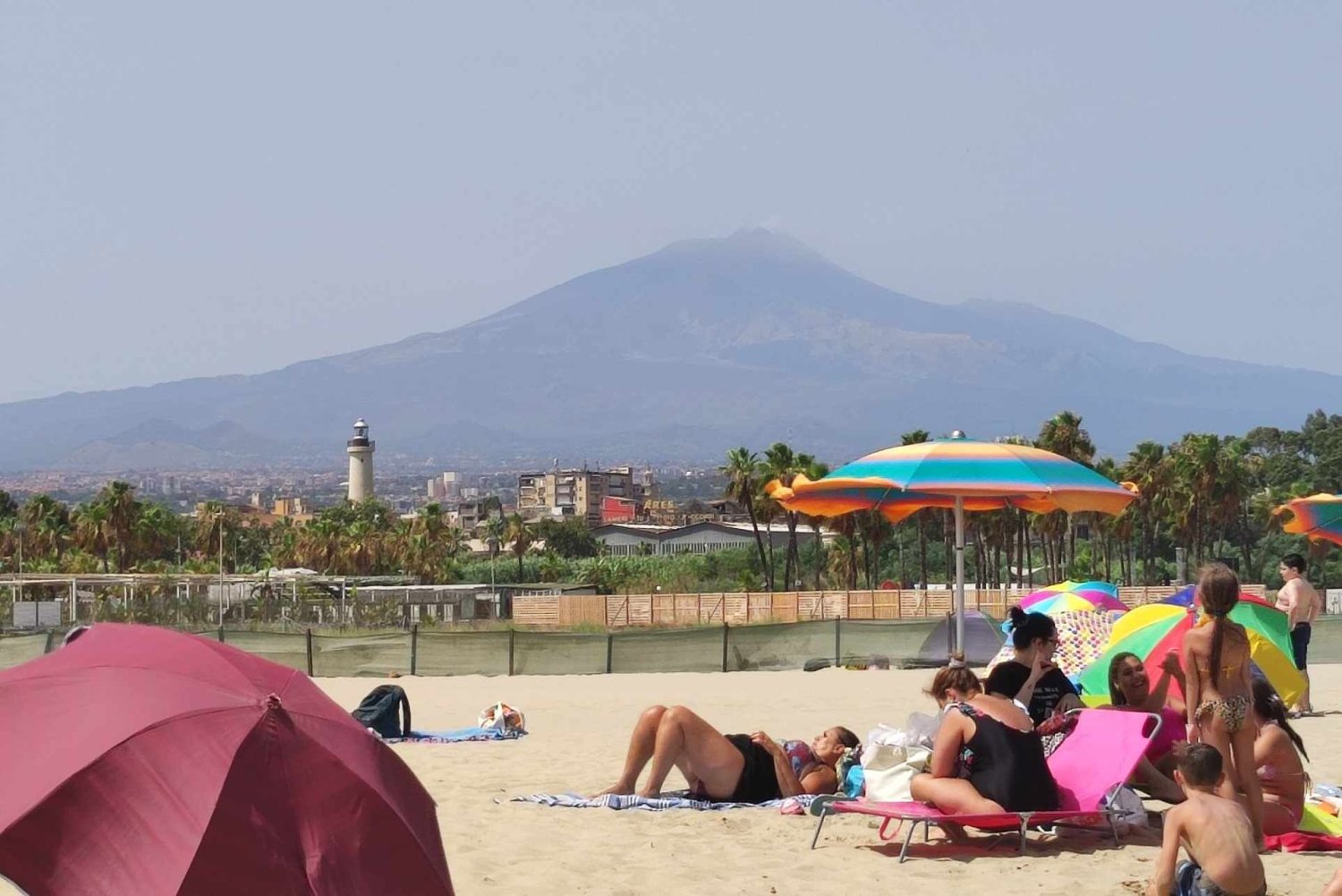 Plaża publiczna w Katanii. W tle wulkan Etna.