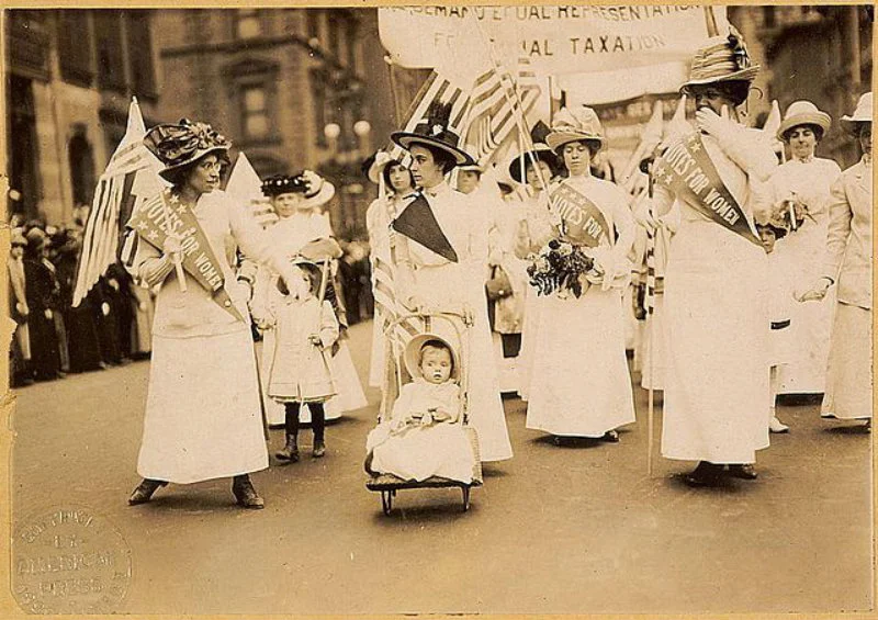 Nowojorskie sufrażystki na marszu w maju 1912 roku