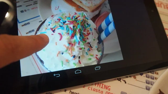 Menu i aktualności z Mr. Pancake'a można szybko sprawdzić na Facebooku i Instagramie, zwłaszcza gdy mamy pod ręką wygodny tablet z dostępem do internetu . Na zdjęciu Lenovo Yoga Tablet 2 z Androidem