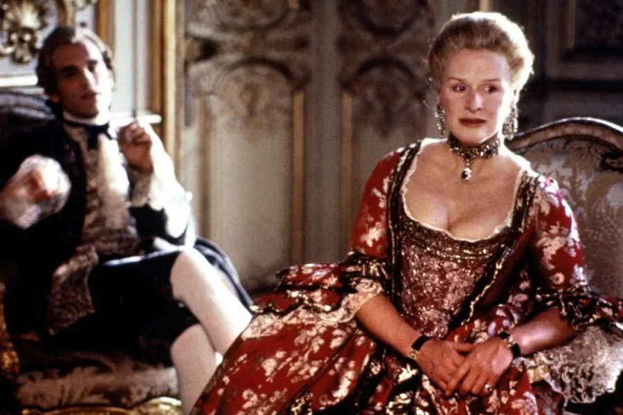 Glenn Close jako markiza de Merteuil w filmie „Niebezpieczne związki”