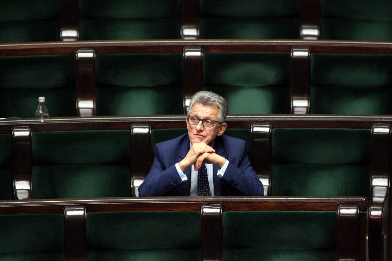 Piotrowicz swoje zrobił, Piotrowicz może odejść. Nie ma co bronić PRL-owskiego prokuratora, czas odsunąć go na bok