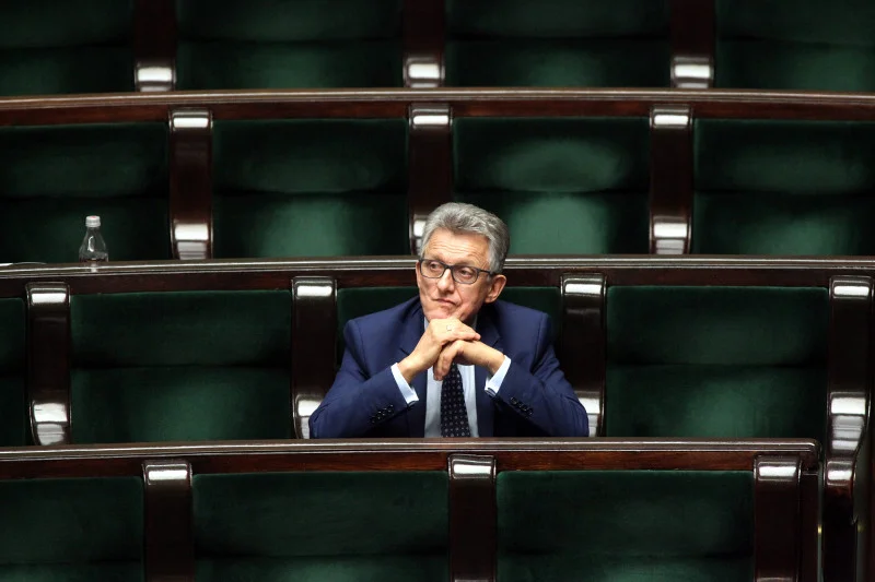Piotrowicz swoje zrobił, Piotrowicz może odejść. Nie ma co bronić PRL-owskiego prokuratora, czas odsunąć go na bok