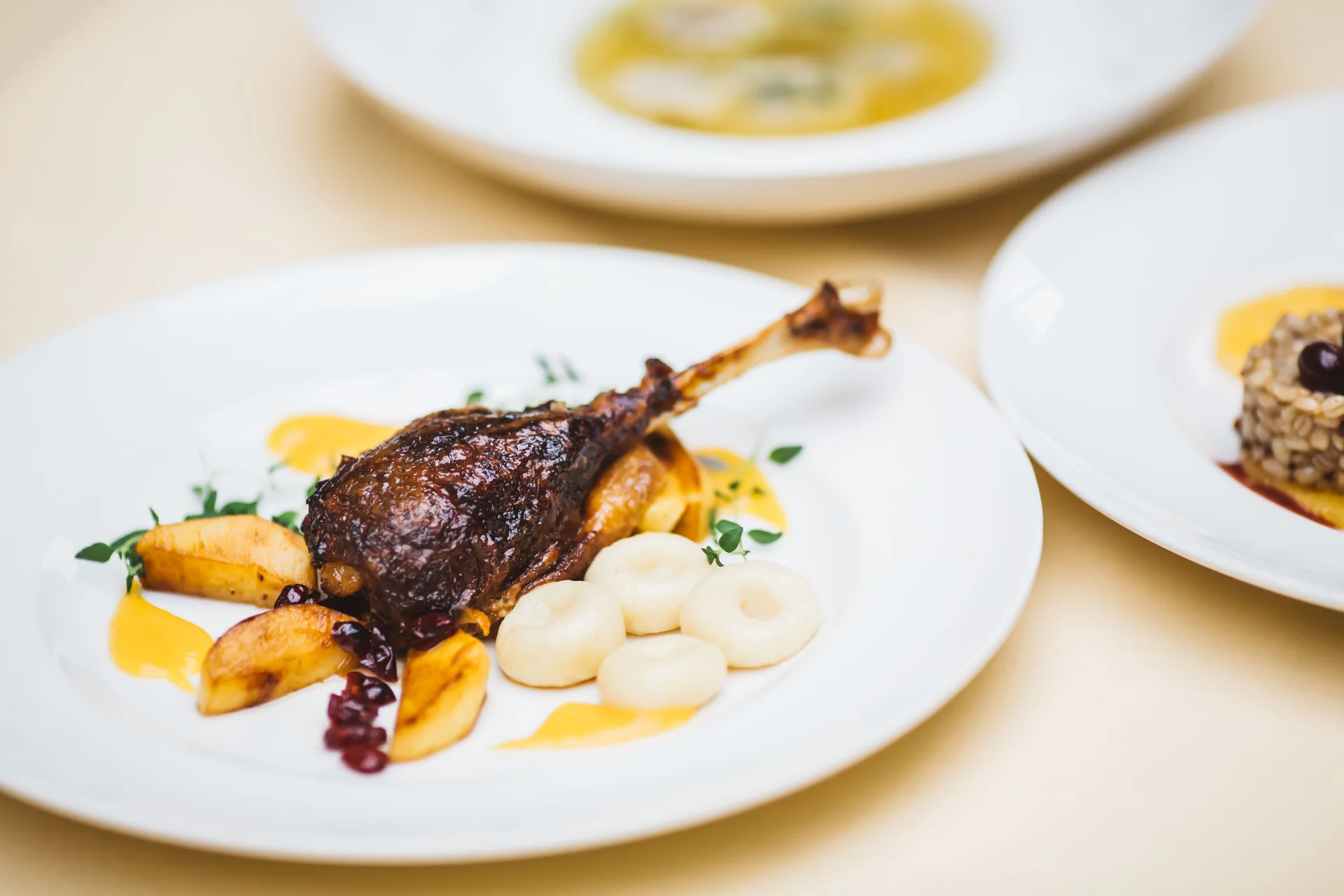 Pieczona gęś tradycyjna wg restauracji Dom Polski.