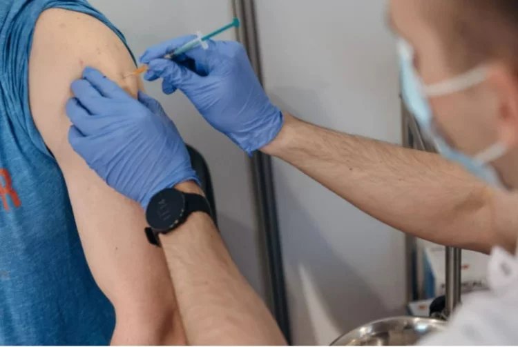 Szczepienia na covid-19 mają być wykonywane także w zakładach karnych, aresztach śledczych i szpitalach psychiatrycznych.