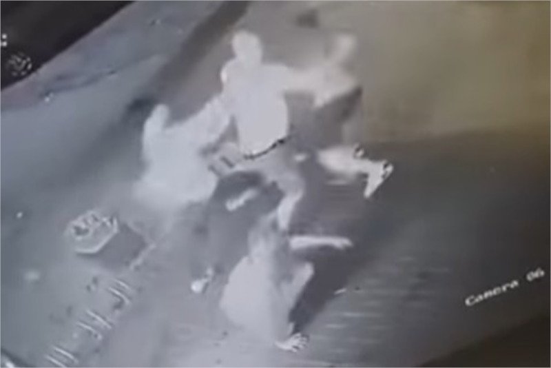 Kamery monitoringu nagrały całe zajście pod Żabką.