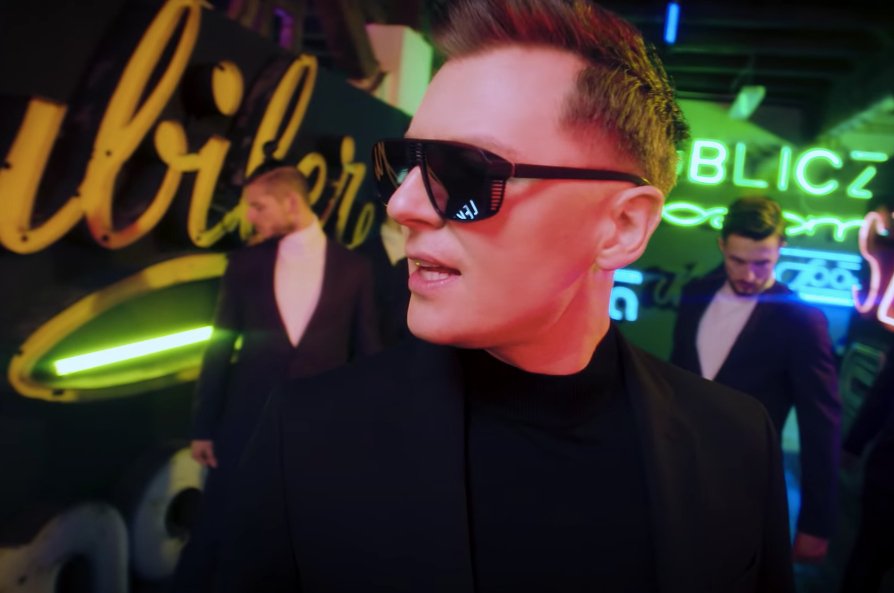 Kadr z teledysku Rafała Brzozowskiego do utworu "The Ride"