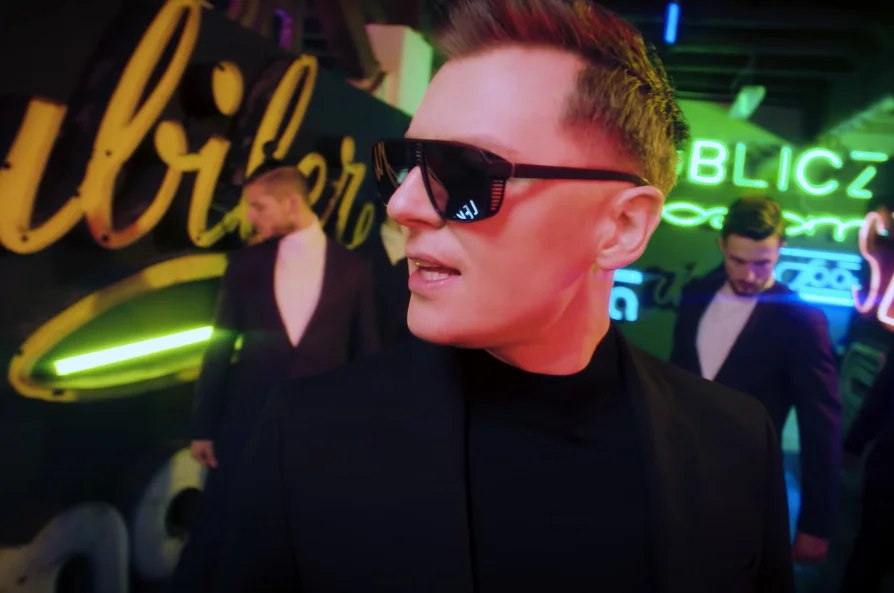 Kadr z teledysku Rafała Brzozowskiego do utworu "The Ride"