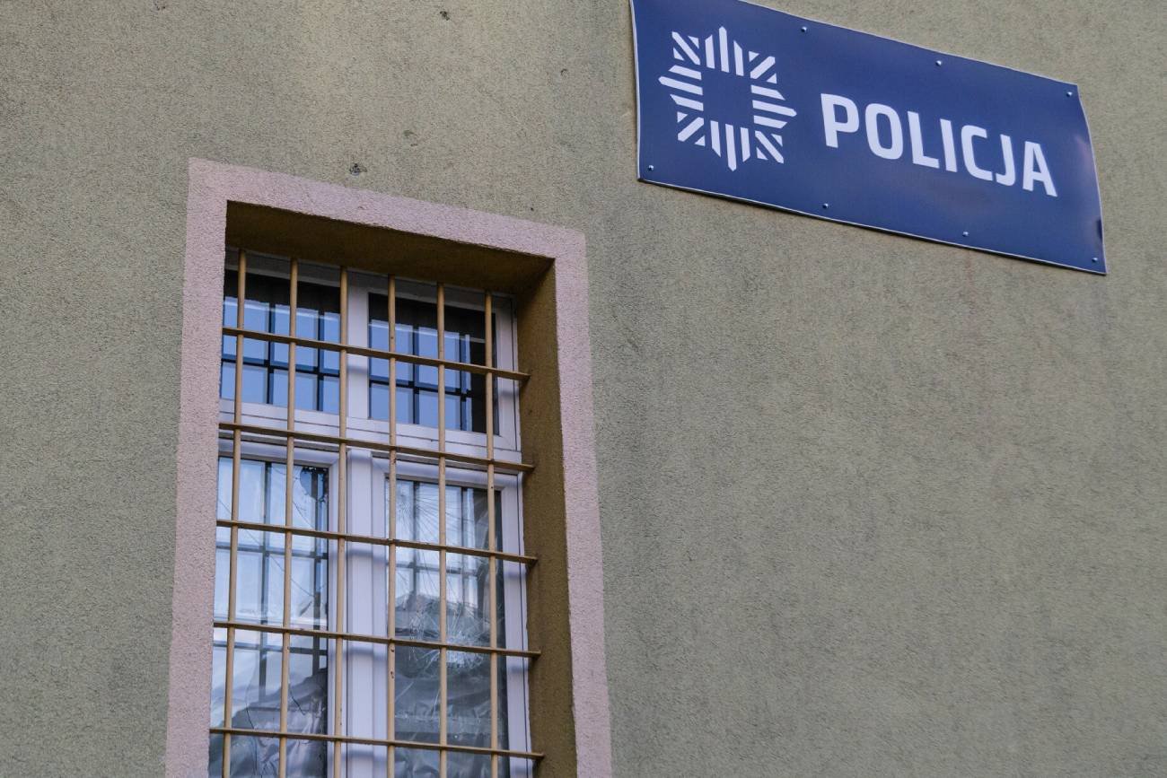 Mężczyzna w Kolnie podpali się pod komisariatem policji. Jest w szpitalu