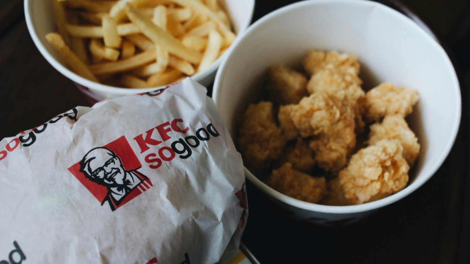Promocja na kubełki w KFC. 30 września znów można kupić Wtorkowy Kuebełk Wtorkowy Kubełek w KFC od 30 września. Ile kosztuje?