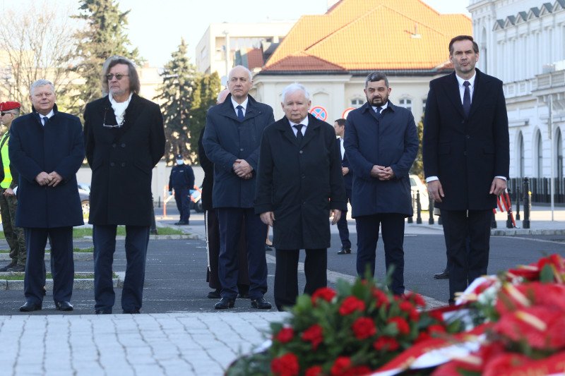 Politycy związani z PiS nie przestrzegali zakazów dotyczących epidemii koronawirusa.