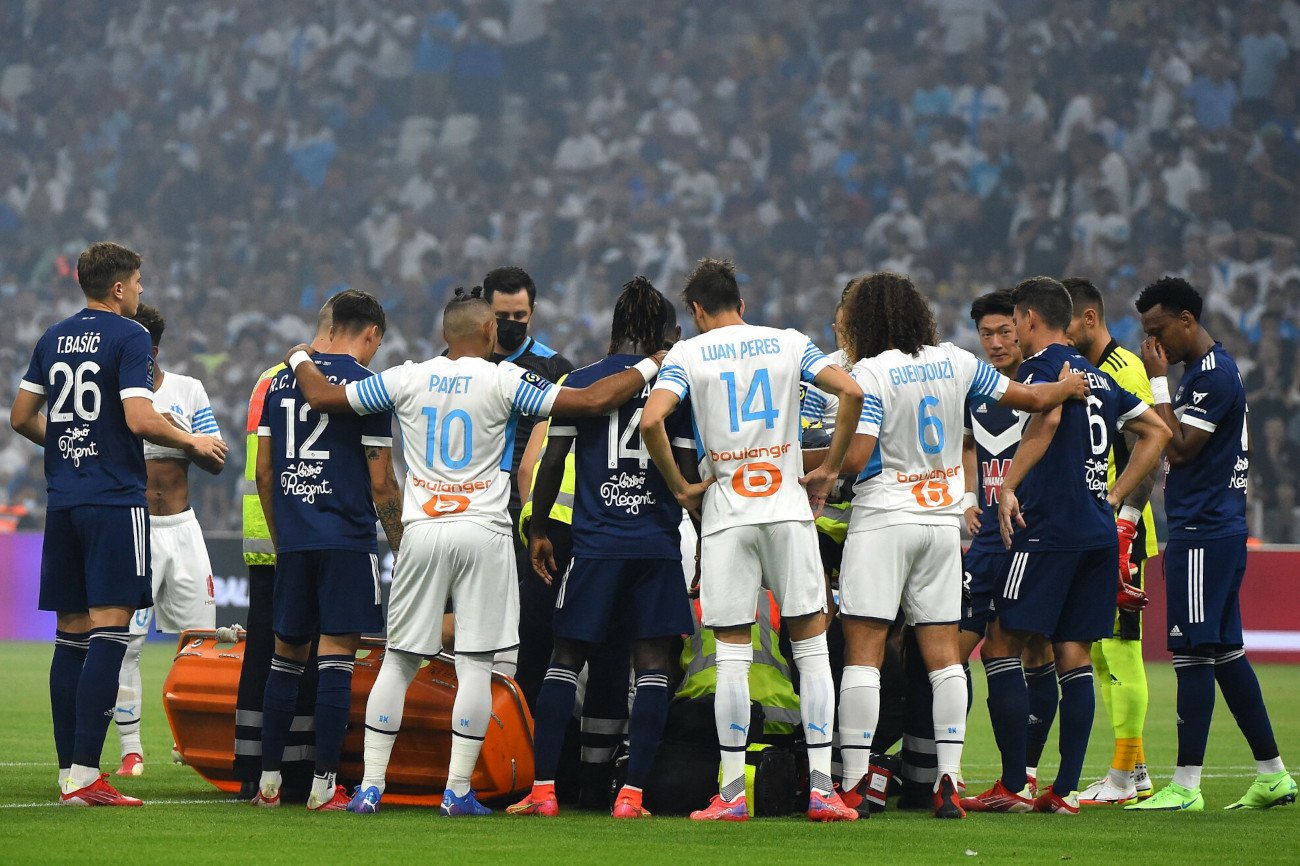 Piłkarze Girondins de Bordeaux i Olympique Marsylia tworzący kordon wokół nieprzytomnego Samuela Kalu