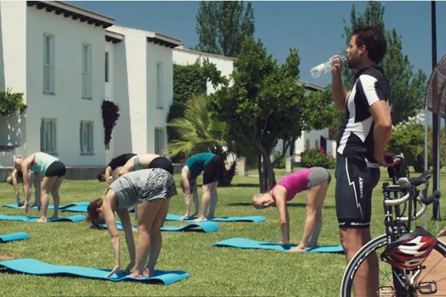 Biuro podróży Spies Travel zachęca starszych Duńczyków do fundowania bezdzietnym synom i córkom sportowych wakacji