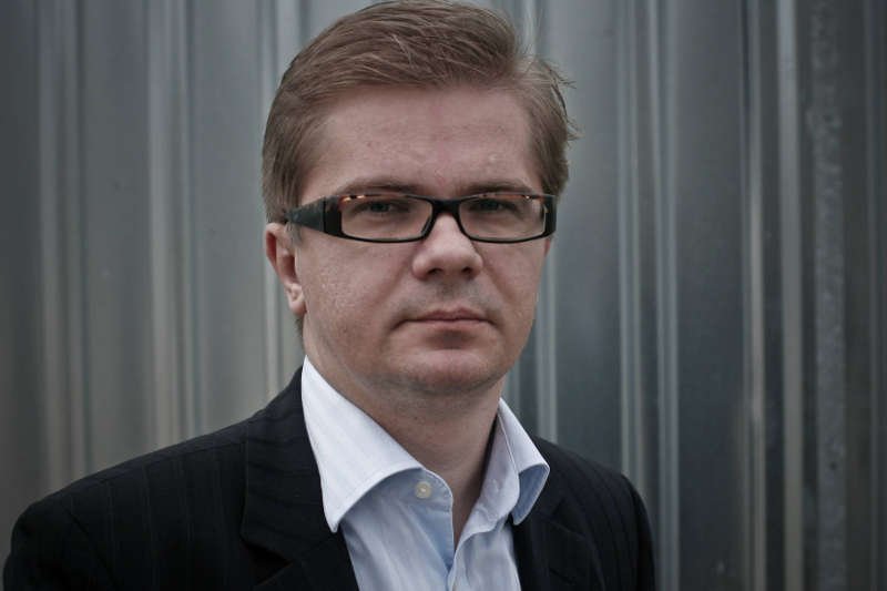 Po lewej - Sylwester Latkowski broni swojego laptopa. Jak ABW weszło do redakcji "Wprost", godzina po godzinie