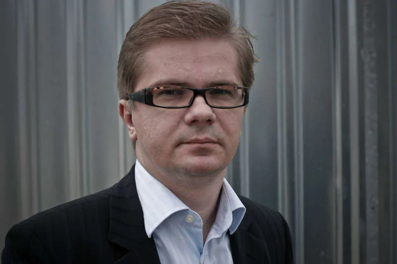 Po lewej - Sylwester Latkowski broni swojego laptopa. Jak ABW weszło do redakcji "Wprost", godzina po godzinie