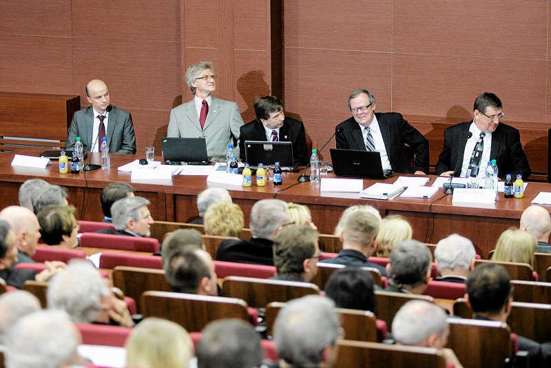 Eksperci Antoniego Macierewicza na konferencji na UKSW. Prof. Rońda to pierwszy, a prof. Bienienda trzeci od prawej.