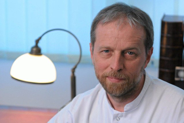Dr Piotr Lewandowski, od 1994 roku prowadzi klinikę leczenia niepłodności.