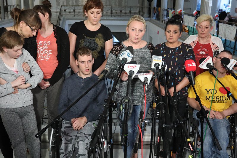 Protestujący nie zgadzają się na daninę społeczną i apelują: nie głosujcie na PiS, oni się nad nami znęcają psychicznie.