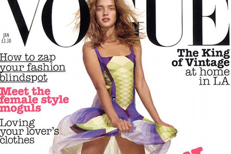 Sukienka Jonathana Saunders na okładce brytyjskiego Vogue, styczeń 2004