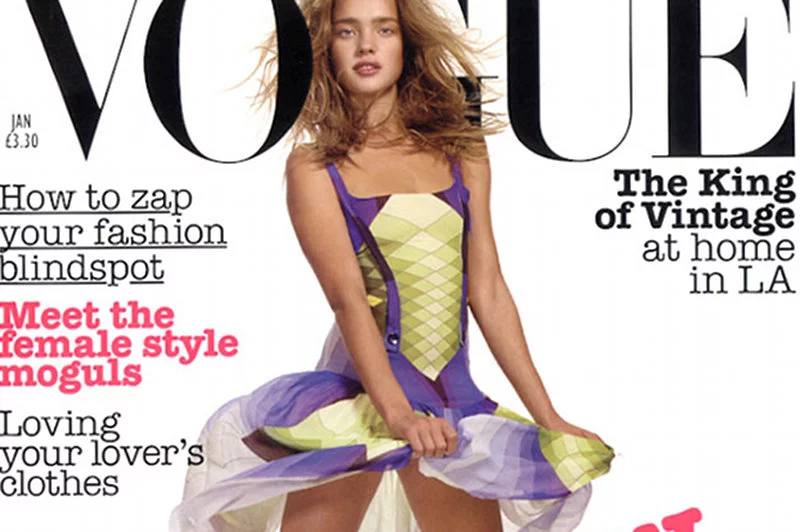 Sukienka Jonathana Saunders na okładce brytyjskiego Vogue, styczeń 2004