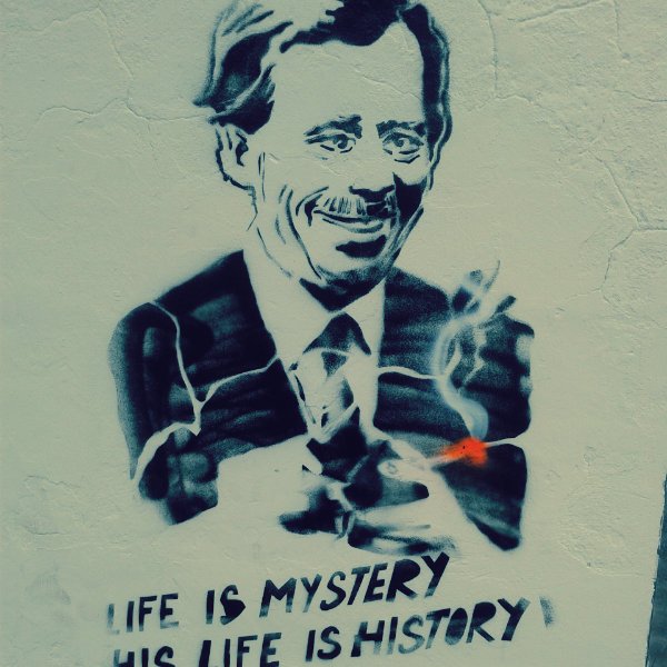 Portret prezydenta Havla na praskiej Kampie, z nieodłącznym papierosem.