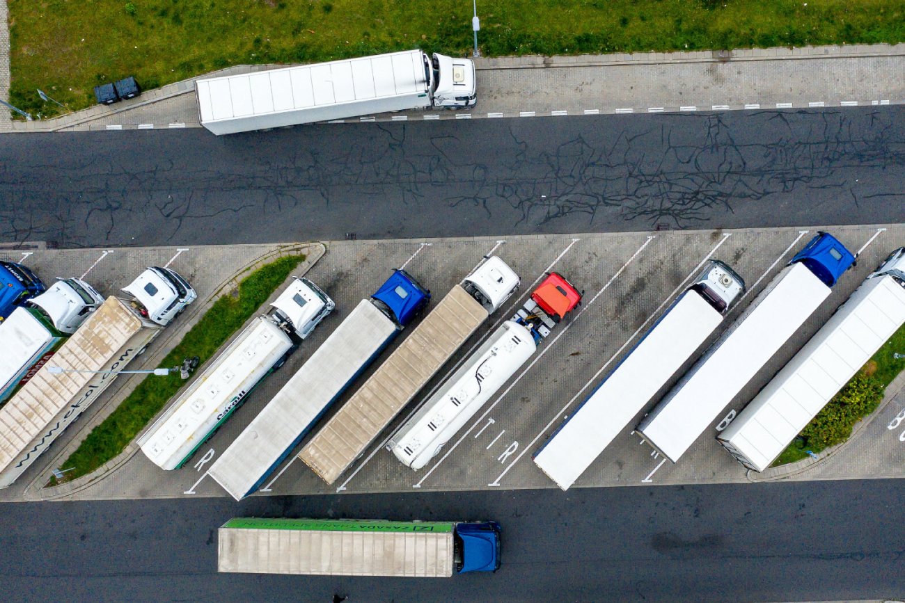 Krzysztof Brejza pokazał rzędy tirów. Politycy żądają zamknięcia granic