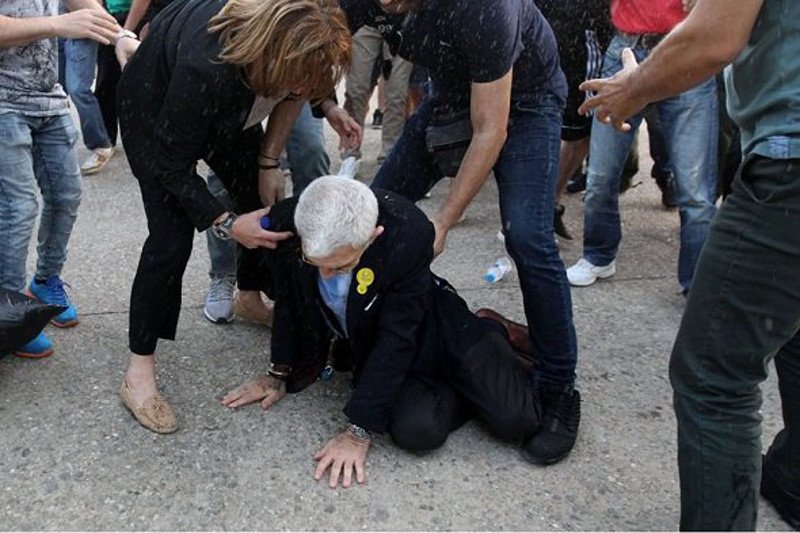 75-letni burmistrz  Salonik - Janis Butaris, został dotkliwie pobity na miejskich obchodach.