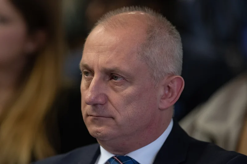 Rezygnacja Neumanna wiąże się z niedawną aferą ws. taśm.