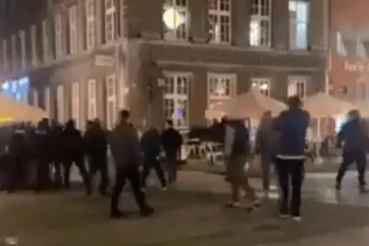 Napastnicy szybko uciekli z miejsca zdarzenia. Kibice Manchesteru United zaatakowani w Gdańsku przed finałem Ligi Europy.