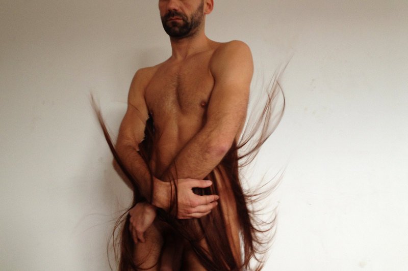 Kadr z filmu  „Pay Pal” Sławka Beliny, taniec: Tomáš Nepšinský, stylizacja: Piotr Wasiński