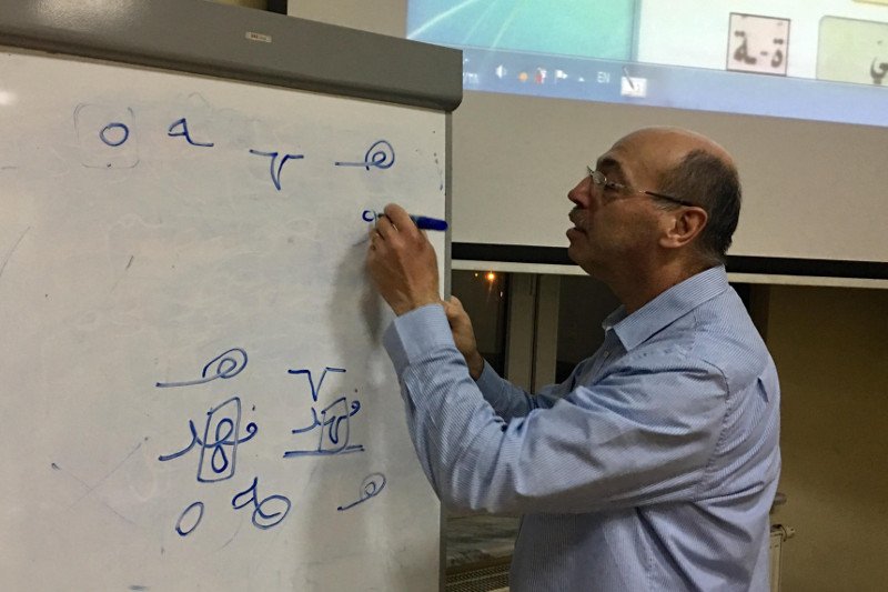 Fahed Jamal, Syryjczyk, uczy w katowickiej parafii języka arabskiego. Na zajęcia przyszło aż 36 osób.