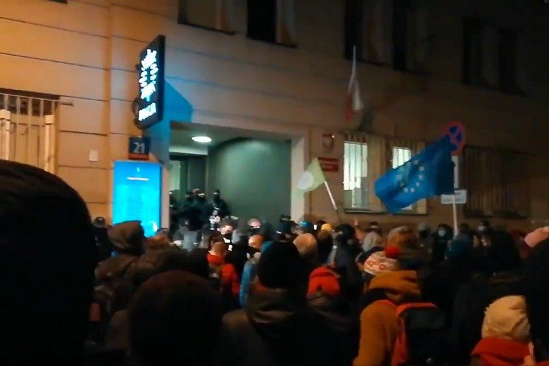 Przed komendą protestuje przynajmniej kilkadziesiąt osób. Warszawa. Protesty na Wilczej.