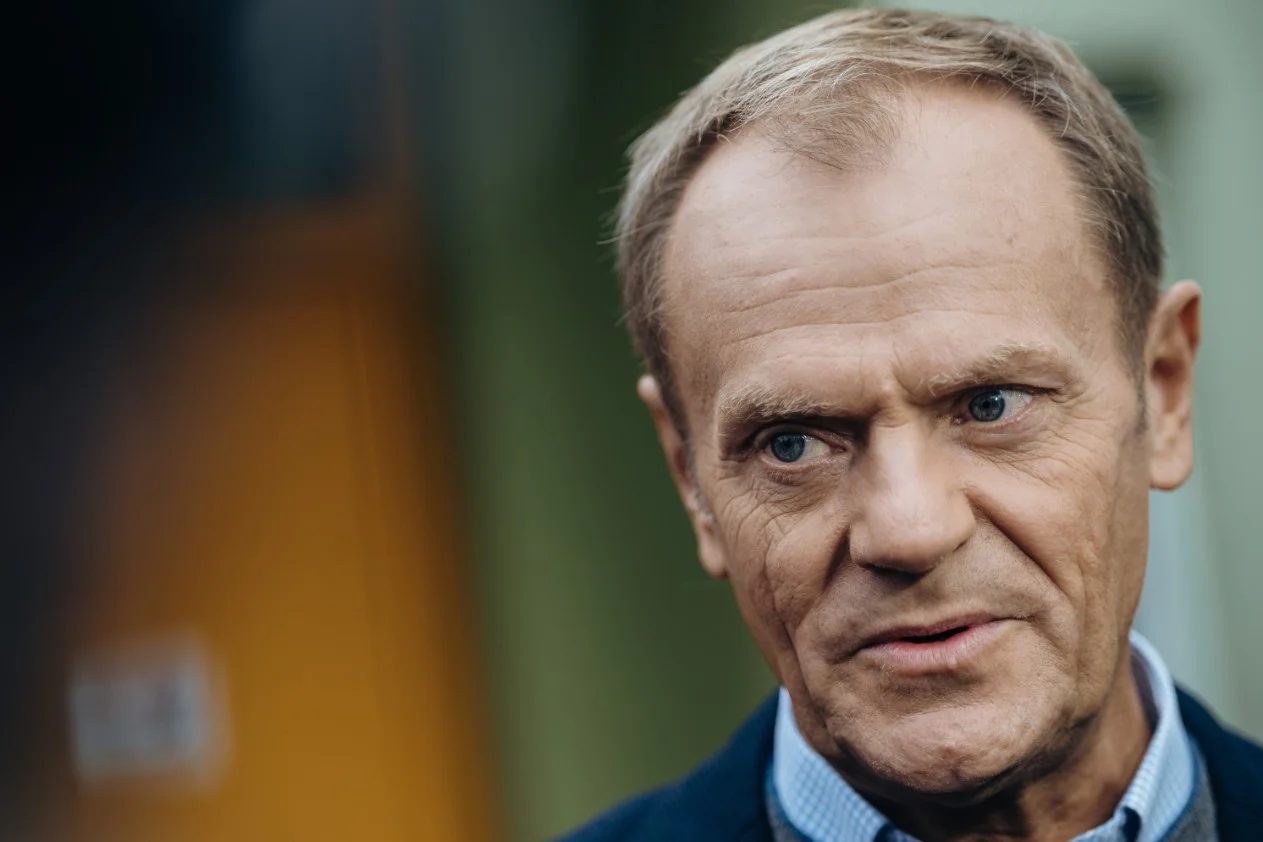 Donald Tusk apeluje do Komisji Europejskiej ws. Polski. Nasz kraj spóźnił się na wspólny przetarg na medyczny sprzęt ochronny do walki z koronawirusem. Maseczki, rękawice, okulary ochronne i kombinezony nie trafią do Polski w ramach wspólnego przetargu? W tej sprawie do Komisji Europejskiej apelował Donald Tusk.