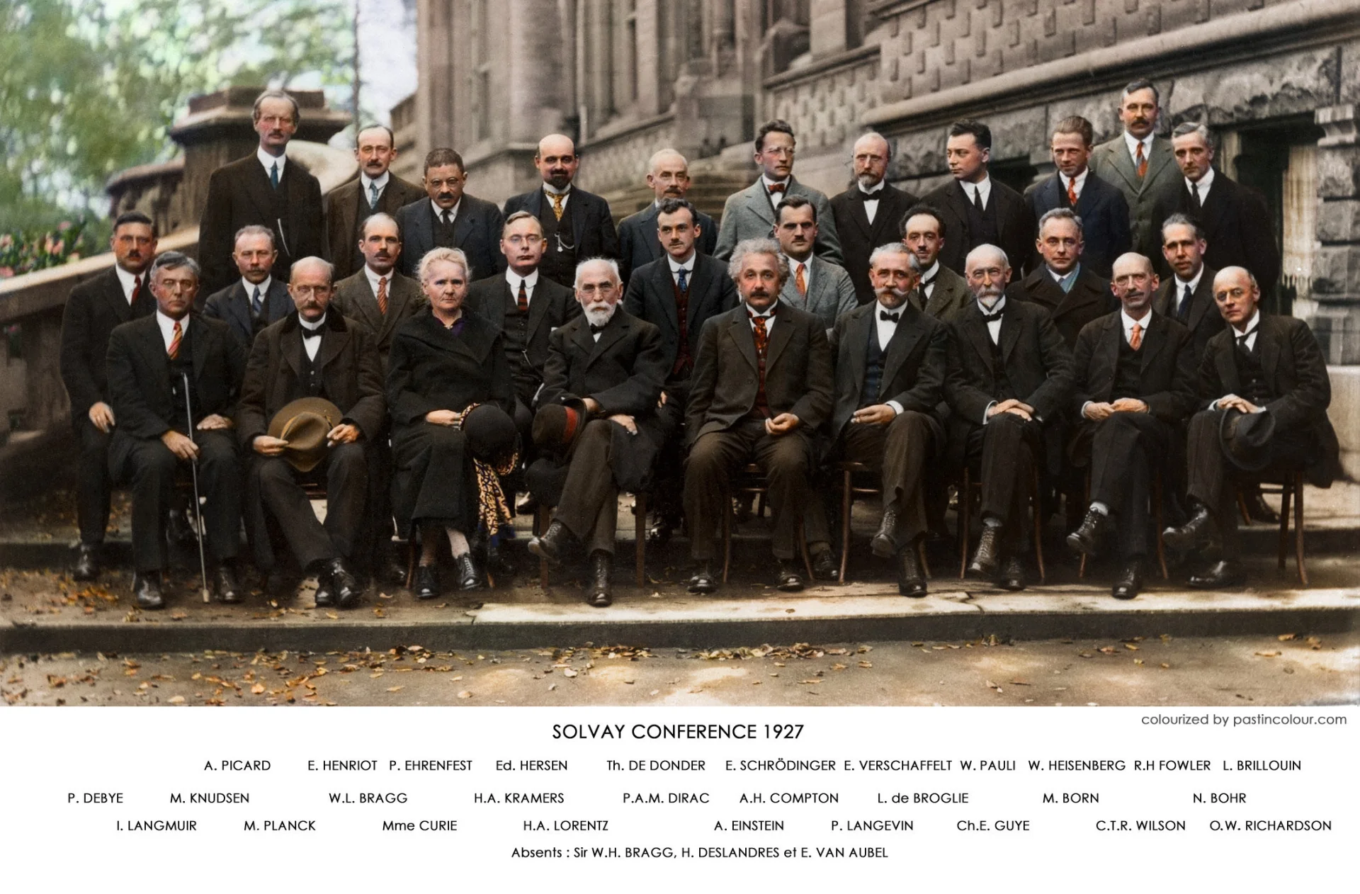 Konferencja Solvaya w roku 1927. Słynne zdjęcie przedstawia wszystkie sławy naukowe z początku XX wieku. Jedyną panią na zdjęciu jest Skłodowska.