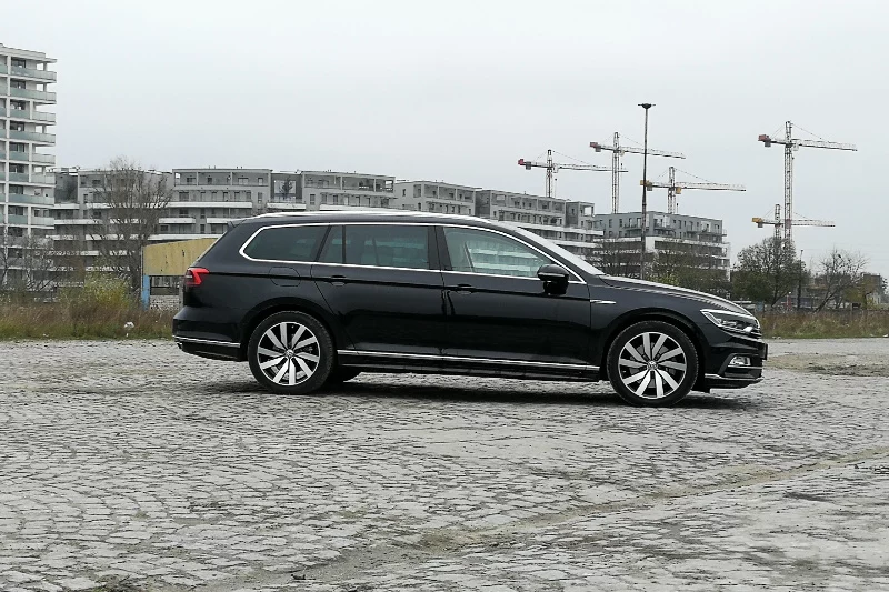 Z daleka widać, że Passat kombi to przestronne auto.