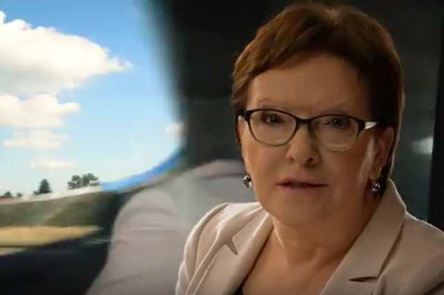 Wpadka Ewy Kopacz w nowym spocie wyborczym. Przejeżdża w nim pociągiem pod „zamkniętym w nieskończoność” wiaduktem