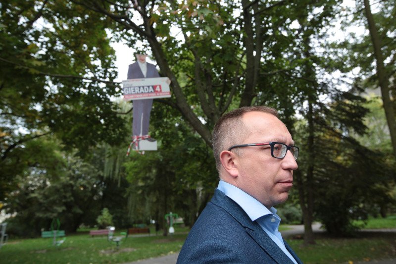 Nieznani sprawcy powiesili podobiznę posła PO Artura Gierady na drzewie niczym na szubienicy.