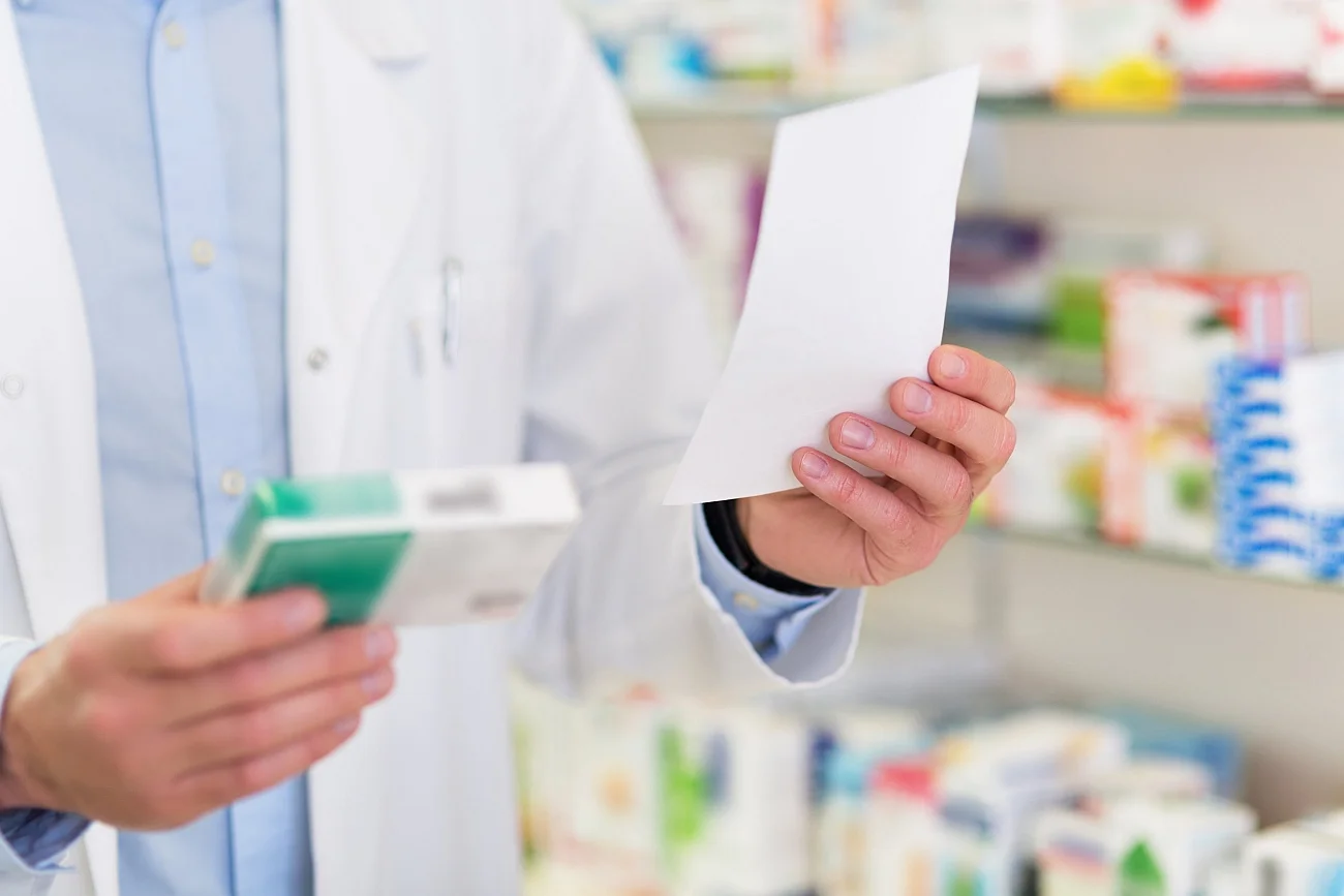 O pracy farmaceuty, ustawie regulującej ten zawód, możliwościach sprawowania opieki farmaceutycznej nad pacjentami oraz właściwej terapii lekowej rozmawiamy z Maciejem Przygodzkim, magistrem farmacji, kierownikiem apteki i współautorem książki "Farmaceuci