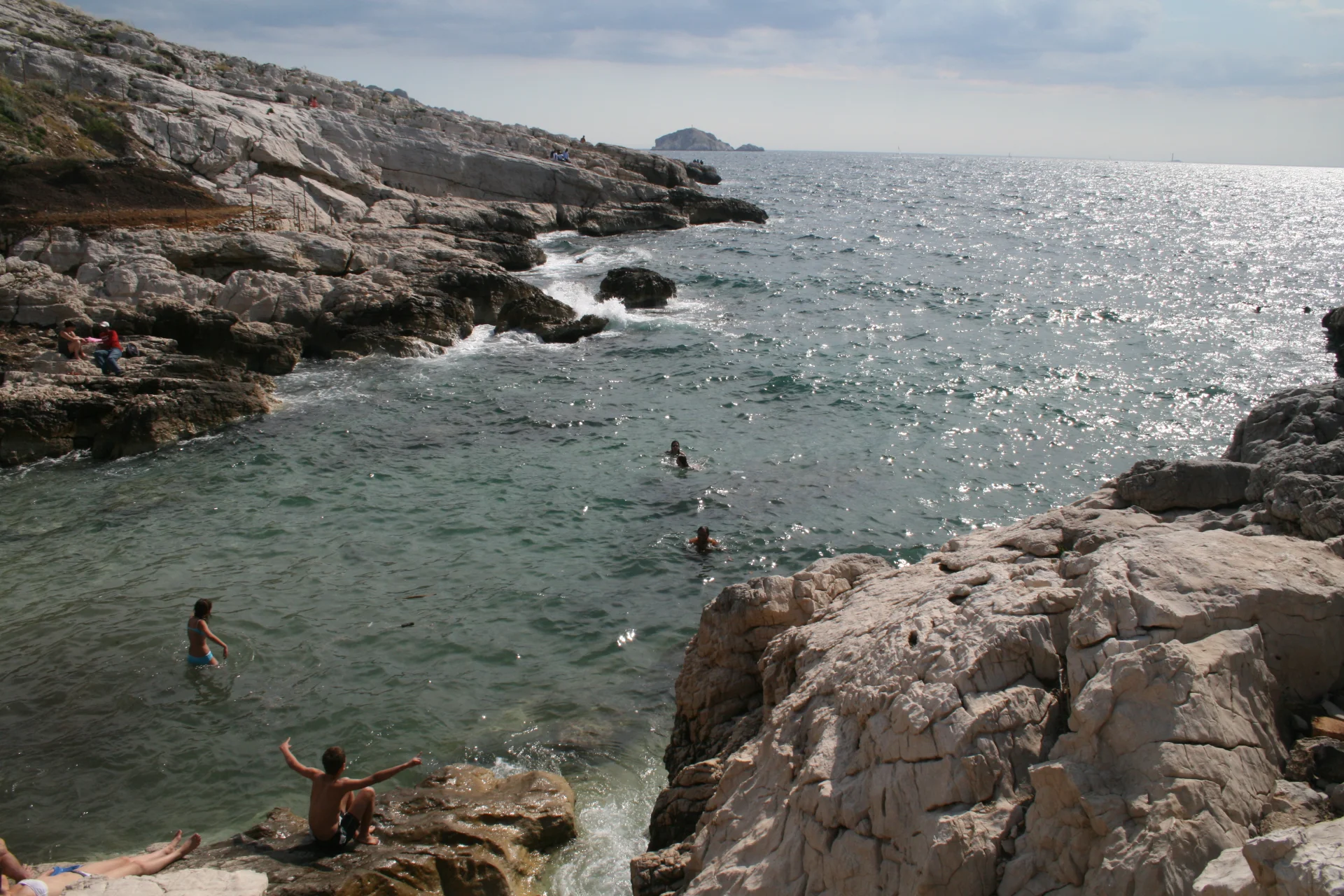 Wapienne skały i lazurowa woda – calanques są nie tylko piękne ale i zachęcają do ochłodzenia się podczas upału.