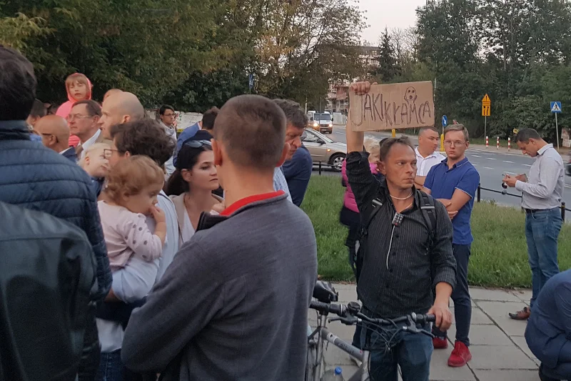 "Jaki kłamca" – mężczyzna trzymający tabliczkę z takim napisem został w pewnym momencie zaatakowany przez jednego z uczestników spotkania.