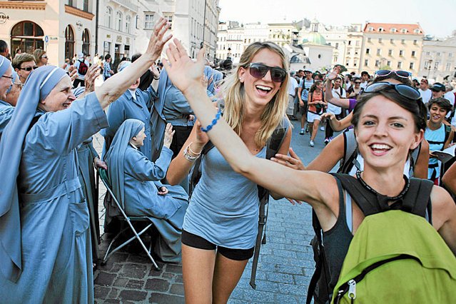 Pielgrzymi wchodzący z Krakowa na Jasną Górę. Za trzy lata podczas ŚDM 2016 na krakowskim rynku będą miliony pielgrzymów z całego świata.