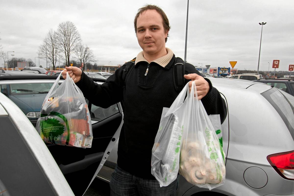 Grudzień 2011, Bielsko-Biała. Czech Antonin Spulka z miejscowości Frydek Mistek przyjechał na zakupy do Polski. Uważa, że ceny żywności, paliwa i innych produktów są duże bardziej atrakcyjne, niż w Czechach